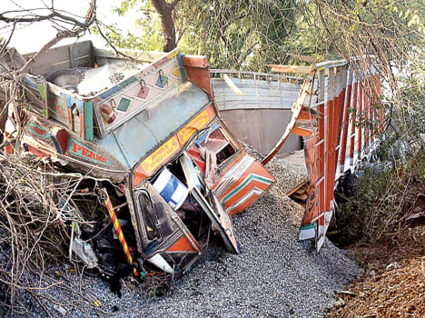 A truck full of ballast dropped in the ravine, the driver's death
