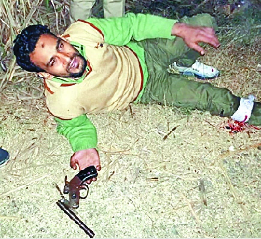 In the encounter, holding two crooks, including 15,000 prizes