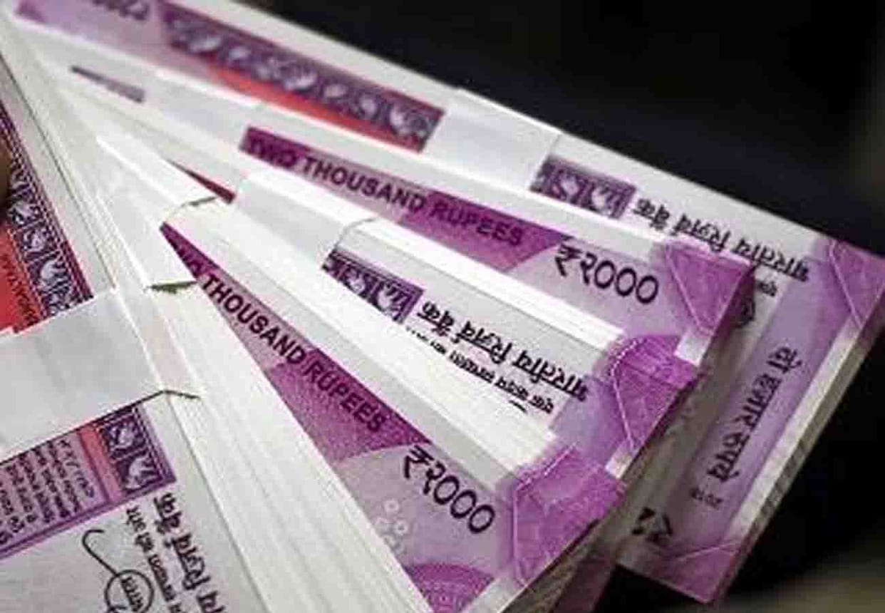 two youth caught with one crore twenty lakh in fatehpur