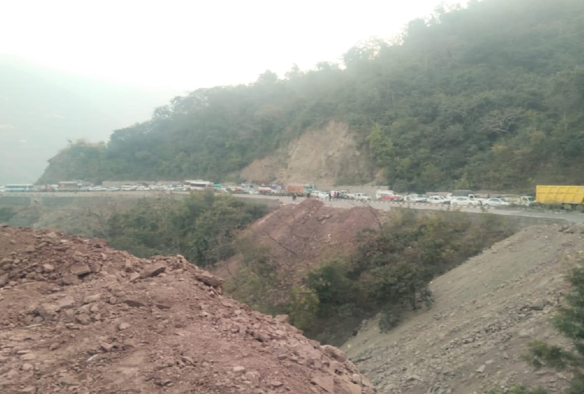 eight km traffic jam on kalka shimla nh near solan himachal