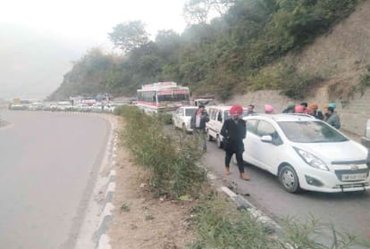 eight km traffic jam on kalka shimla nh near solan himachal