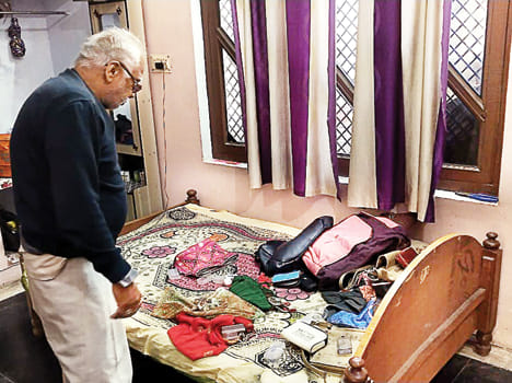 Four lakhs of goods from the retired teacher's house