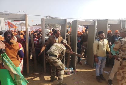 BJP supporters crowd gathered in pm narendra modi rally agra
