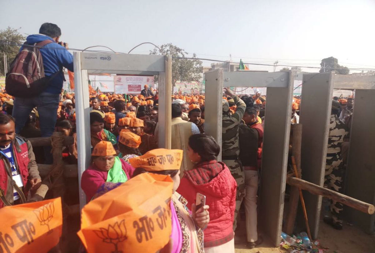BJP supporters crowd gathered in pm narendra modi rally agra