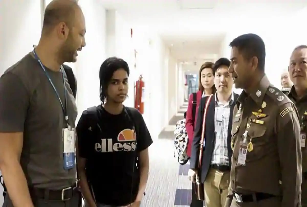 Saudi teen who fled family welcomed in Toronto