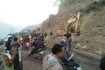 eight km traffic jam on kalka shimla nh near solan himachal