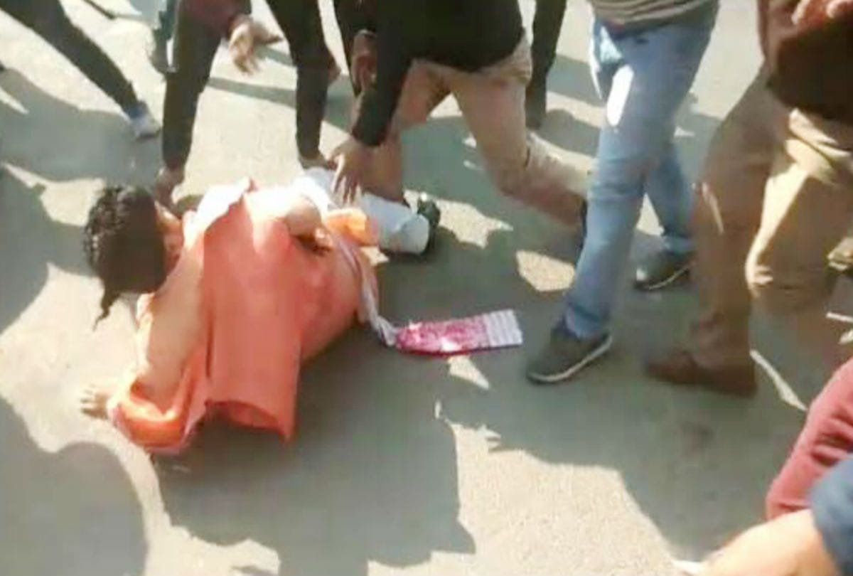 nagar nigam workers employees beaten rashtriya bajrang dal leader in agra