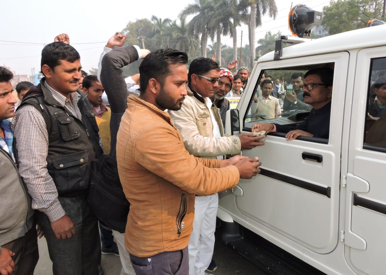 मानदेय के लिए मदरसा शिक्षकों ने किया भिक्षाटन