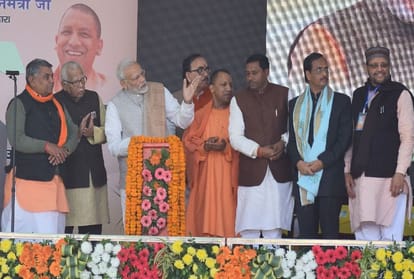 Akhilesh Yadav slams Pm Narendra Modi over Agra visits
