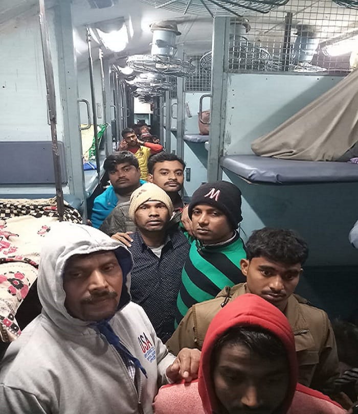 Robbery in Saptahik Express train in Bihar, Firing, passengers attacked