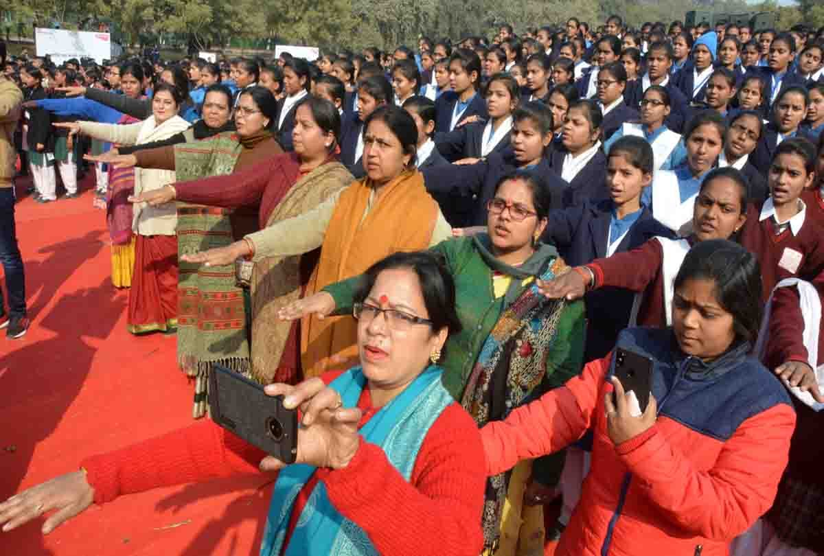 Before making the human chain CM Yogi administered oaths to all