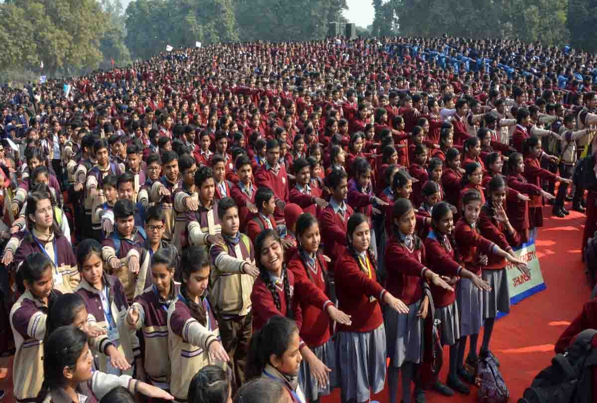 Before making the human chain CM Yogi administered oaths to all