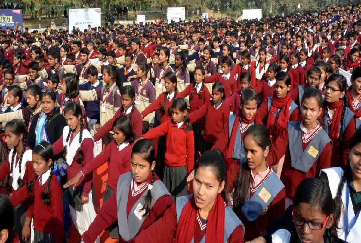 Before making the human chain CM Yogi administered oaths to all