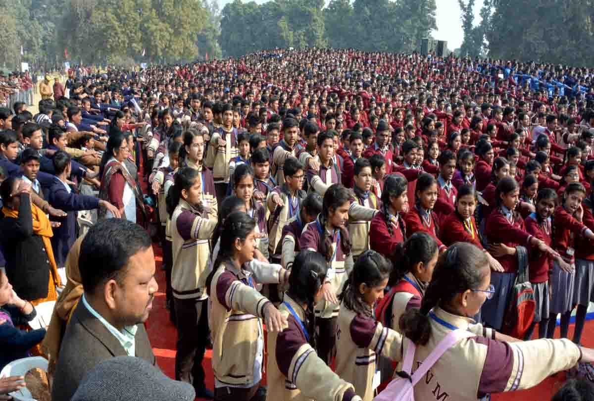 Before making the human chain CM Yogi administered oaths to all