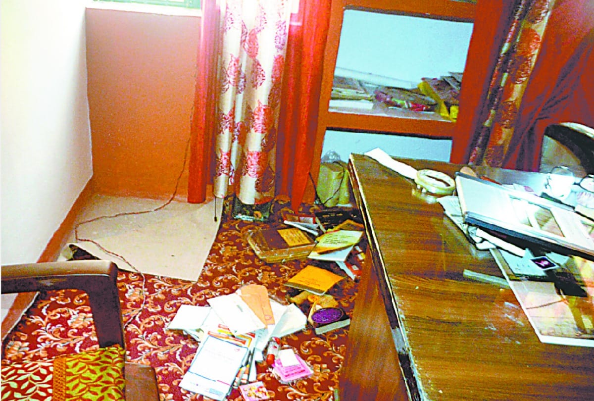 laptop and currency theft in gonda court chambers