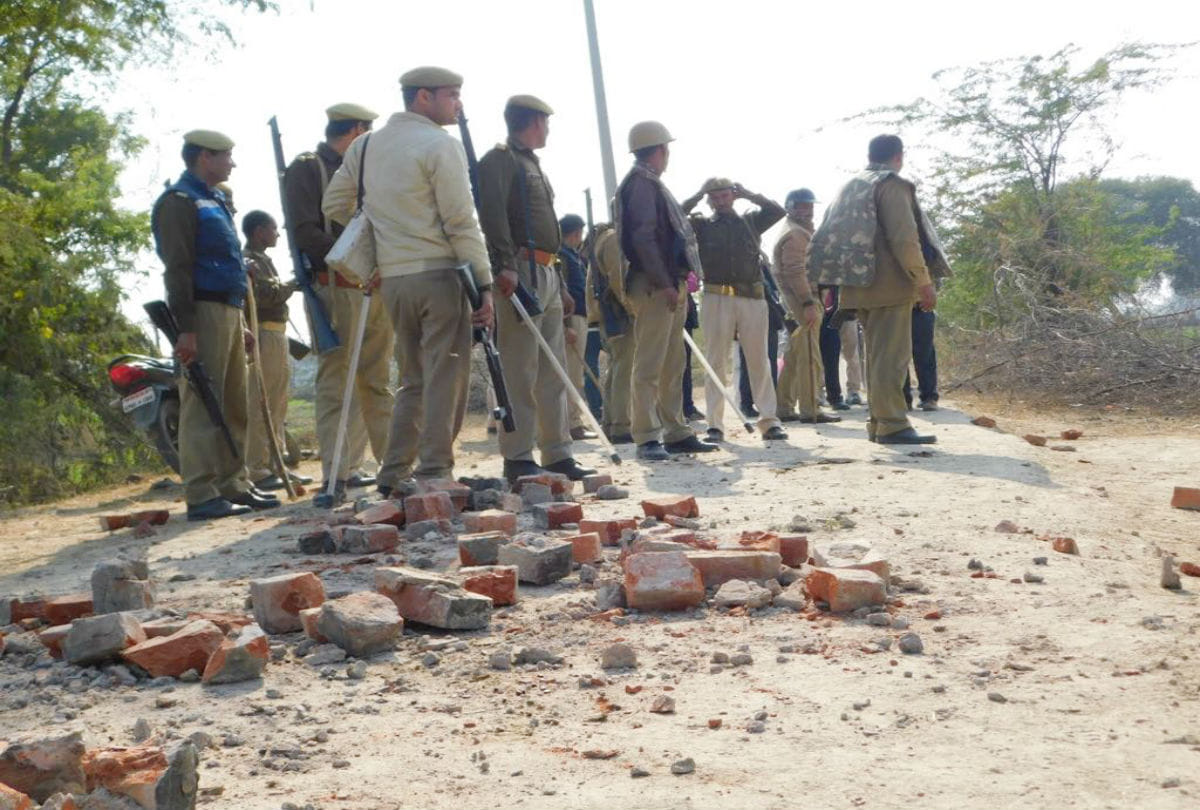 anger villagers pelted stones on police over strays govansh in mainpuri