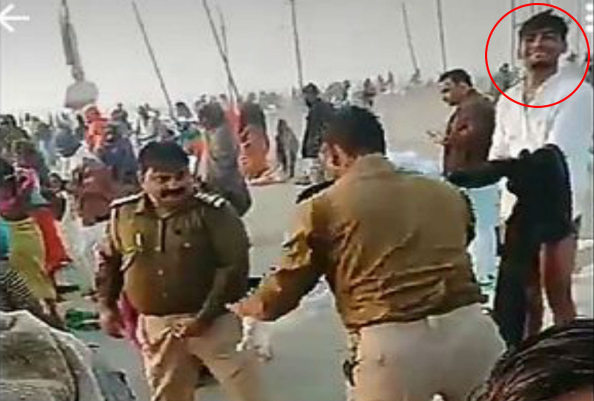 firozabad's police officer ganga snan with murder accused in prayraj