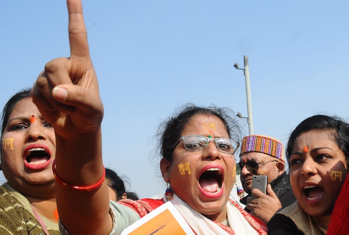 ram mandir hearing supreme court gives one more date, protesters outside court want rasuka on cji