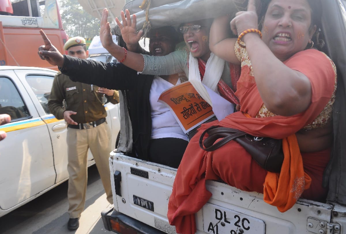 ram mandir hearing supreme court gives one more date, protesters outside court want rasuka on cji
