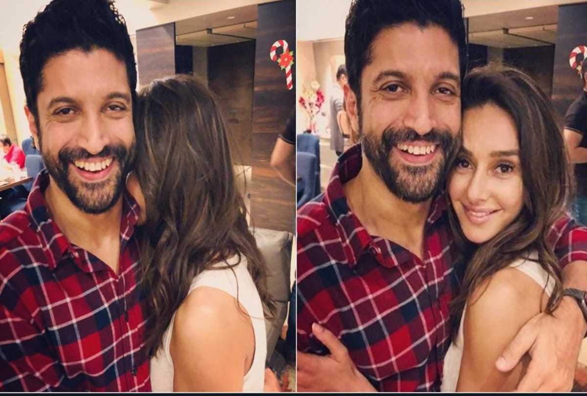 farhan akhtar shared pic again with shibani dandekar while swimming pool