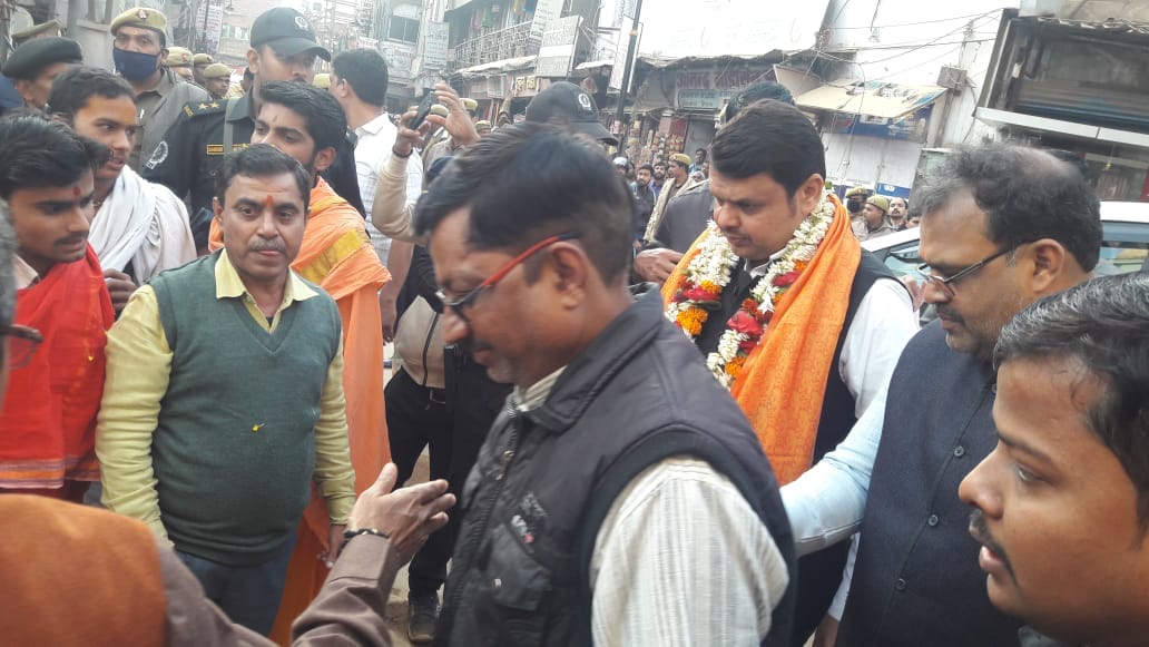 Maharastra chief minister devendra fadnavis viist varanasi and worship in temples