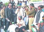 किसानों के धरने को संबोधित करते राकेश टिकैत।