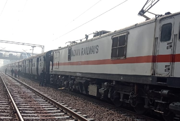 stirred due to fire in Delhi-Pathankot express at sonipat of haryana
