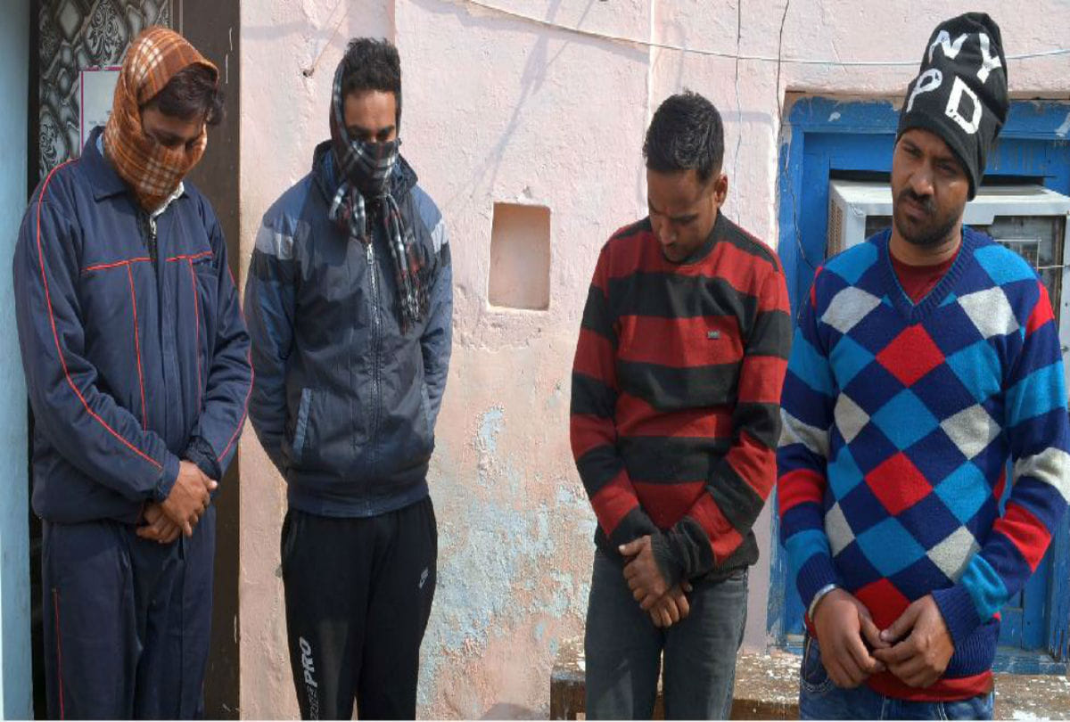 police sent five accused including two policemen for blackmailing in agra