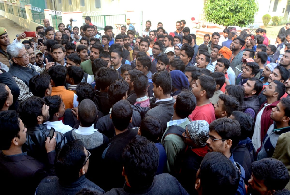 clash in allahabad university between two group of students, police force On the spot