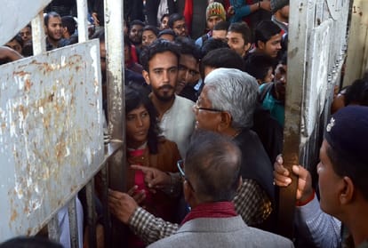 clash in allahabad university between two group of students, police force On the spot