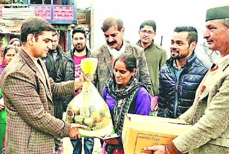बेसहारा दीपा की मदद के लिए पहुंचे डीसी
