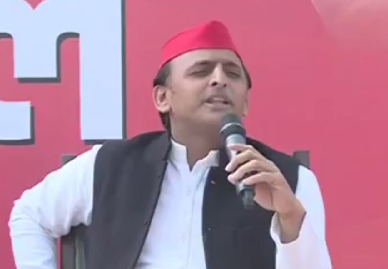 Akhilesh targets congress and bjp in akhilesh ki chaupaal