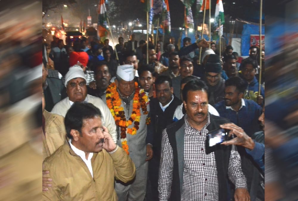 Congress Ex Cm Harish rawat fry puri in har ki pauri food shop