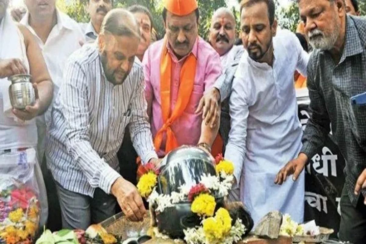 Politicians did a helmet funeral in pune, here is the reason