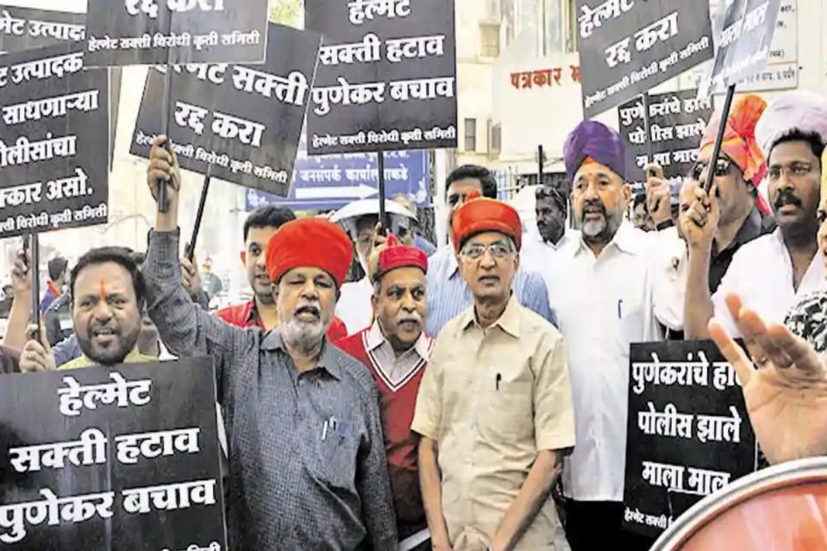 Politicians did a helmet funeral in pune, here is the reason