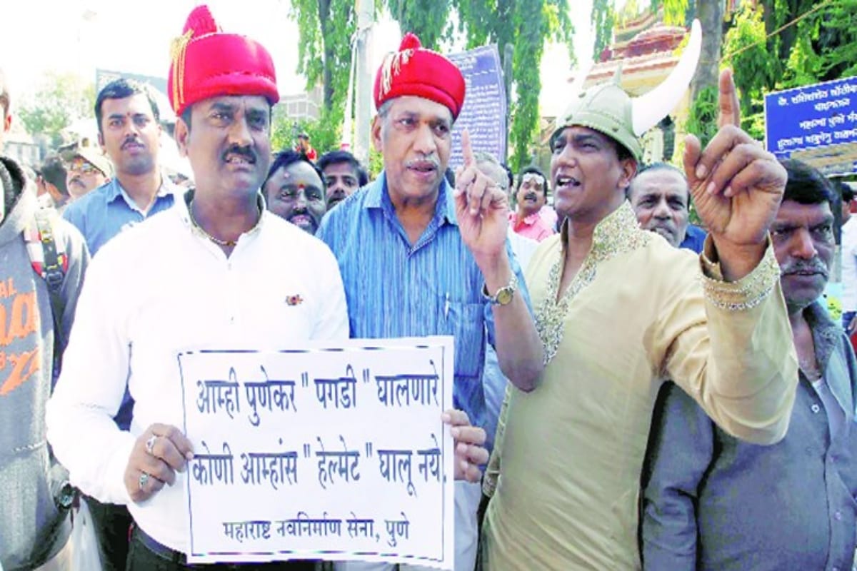 Politicians did a helmet funeral in pune, here is the reason