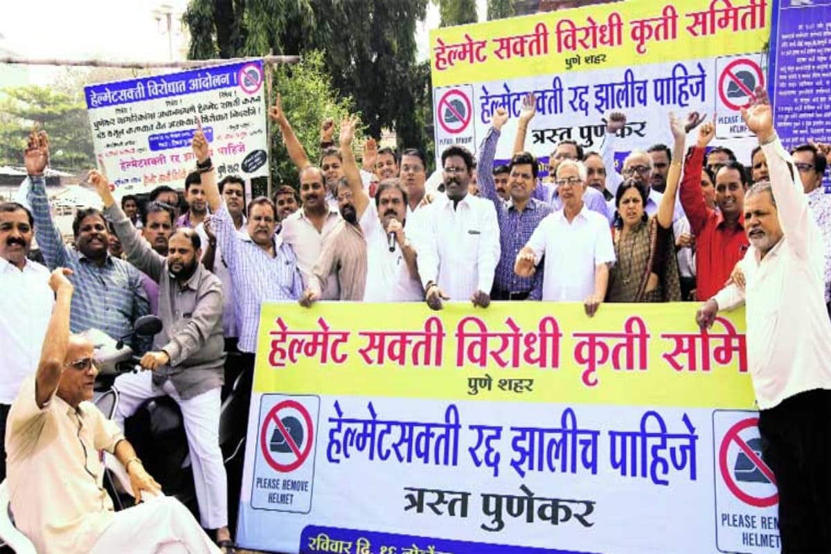 Politicians did a helmet funeral in pune, here is the reason