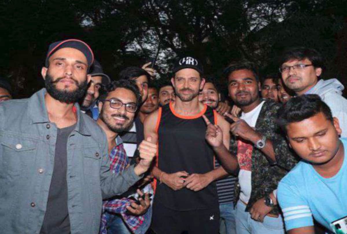 Hrithik Roshan celebrates his Birthday with fans and bollywood stars