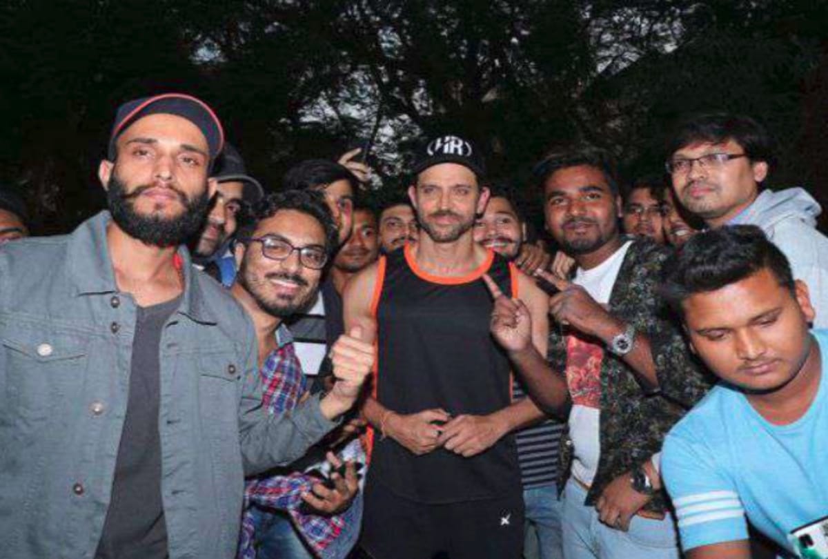 Hrithik Roshan celebrates his Birthday with fans and bollywood stars