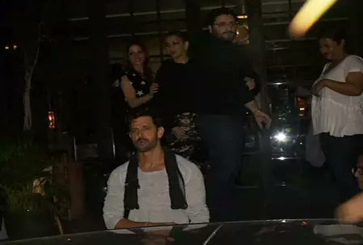 Hrithik Roshan celebrates his Birthday with fans and bollywood stars