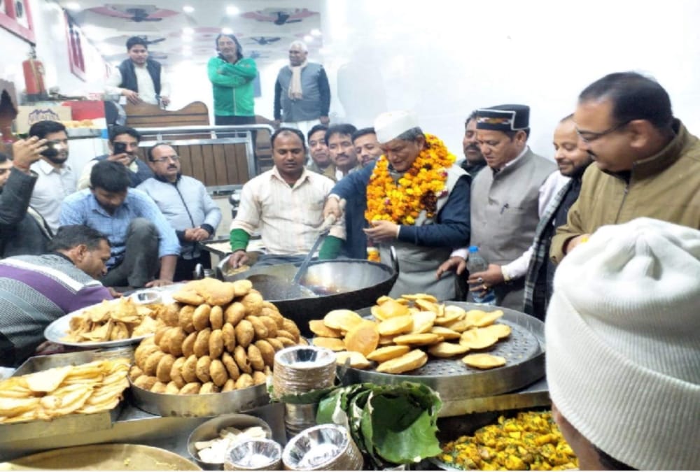 Congress Ex Cm Harish rawat fry puri in har ki pauri food shop