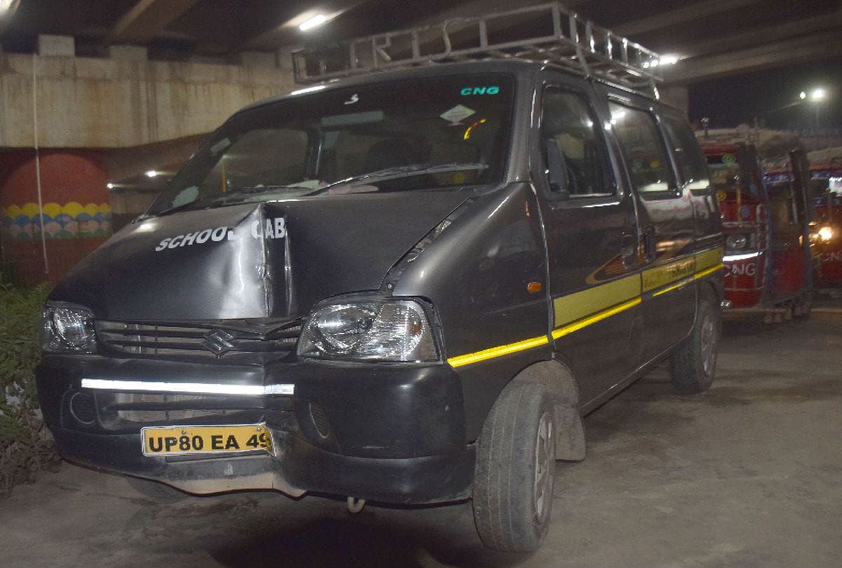 injured four children after school van collided with electric pole in agra