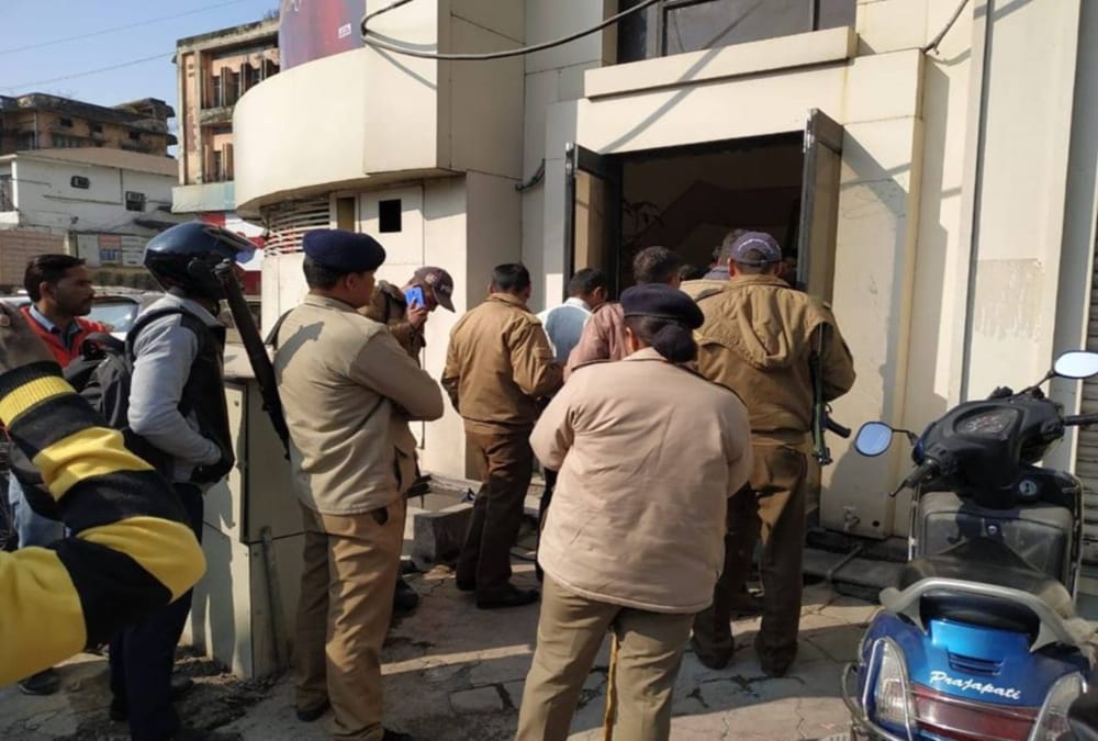Gold and 70 lakh cash caught from bjp leader property by income tax team