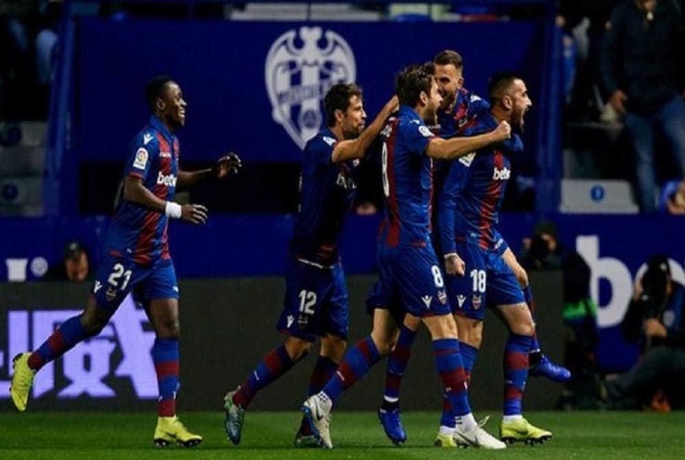 levante beat barcelona by 2-1 at Valencia 