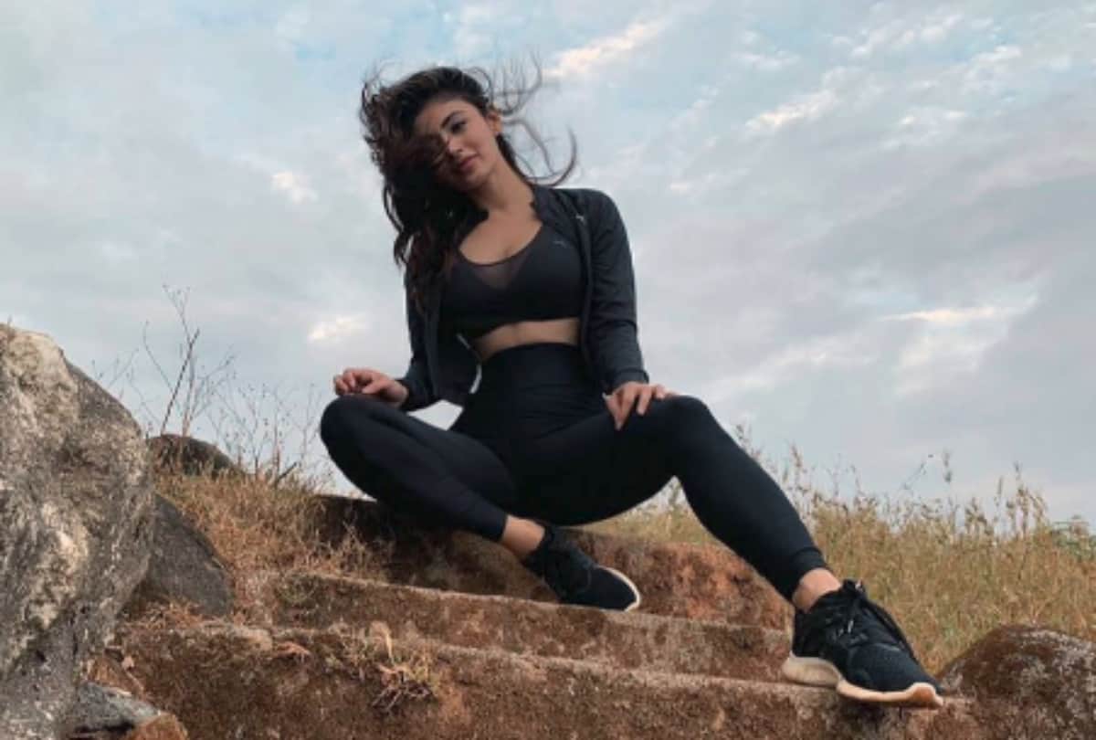 mouni roy enjoying vacation in pune stunning photo viral