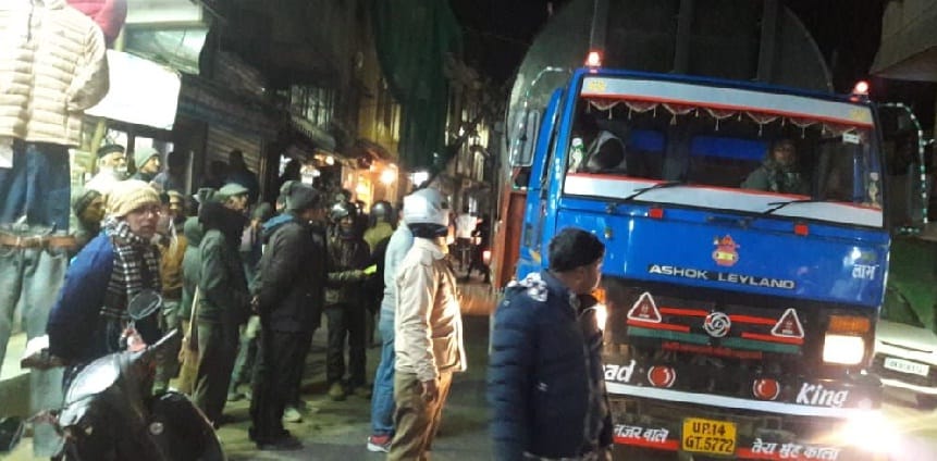 No entry zone enters the truck, framed rumors, telephones pole