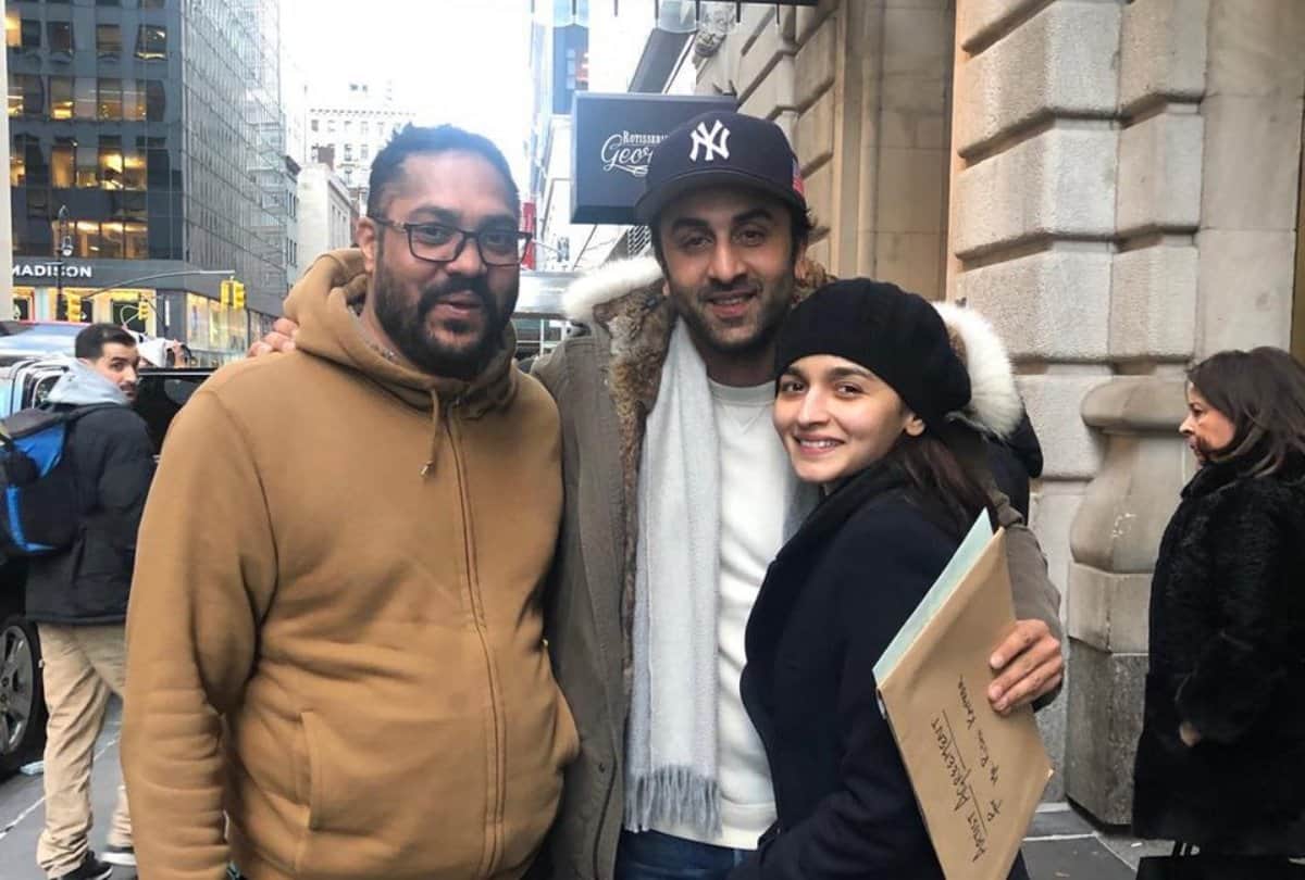 ranbir kapoor and alia bhatt engagement date fix and film petta leak bollywood top news