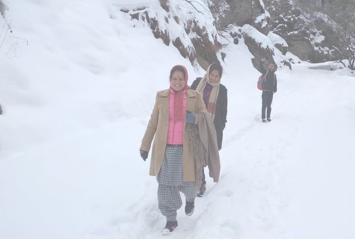 सड़कें अवरुद्ध, बिजली-दूरसंचार सेवाएं ठप