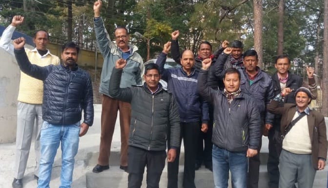 हड़ताली पेयजल निगम कर्मियों ने किया प्रदर्शन