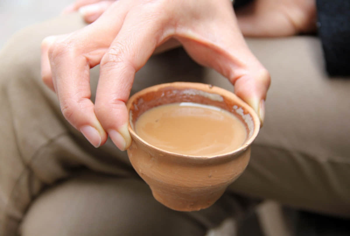 pakistani rupee and share market tumbles, highcourt bans tea in official meeting
